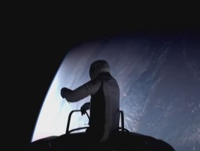 亿万富翁贾里德·艾萨克曼完成SpaceX公司历史性的私人太空行走任务后返回地球